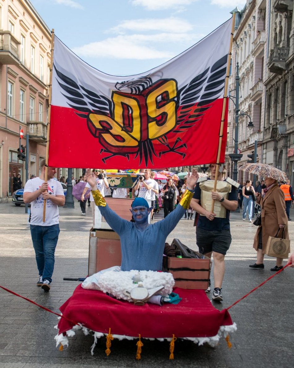Łódź. Juwenalia 2025 w Łodzi. Kolorowy pochód studentów przeszedł Piotrkowską!
