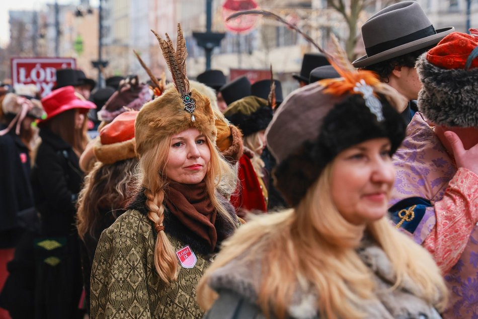 Łódź. Polonez dla Łodzi. Tłumy maturzystów zatańczyły na Piotrkowskiej. Razem z nimi łodzianie!
