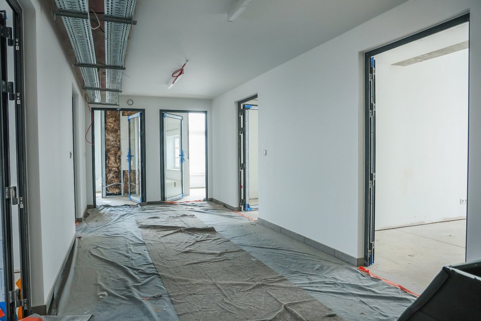 Łódź. Remont fabryki przy Sienkiewicza. Nowe wnętrza, winda, schody i brama do budynków