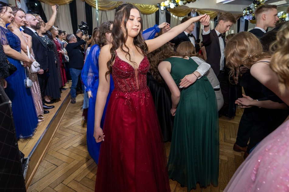 Łódź. Studniówka XXVI LO w Łodzi. Ależ oni zatańczyli... i jak pięknie wyglądali!