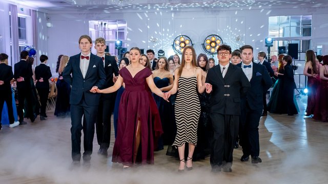 Studniówka IV LO w Łodzi. Kreacje, które zapierały dech i radość na twarzach młodzieży [ZDJĘCIA]