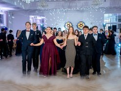 Łódź. Studniówka IV LO w Łodzi. Kreacje, które zapierały dech i radość na twarzach młodzieży