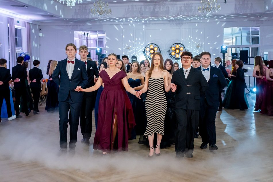 Łódź. Studniówka IV LO w Łodzi. Kreacje, które zapierały dech i radość na twarzach młodzieży