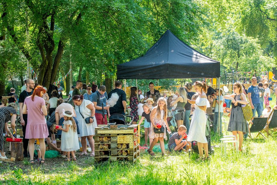 Dzieci bawiące się na pikniku na Abramce