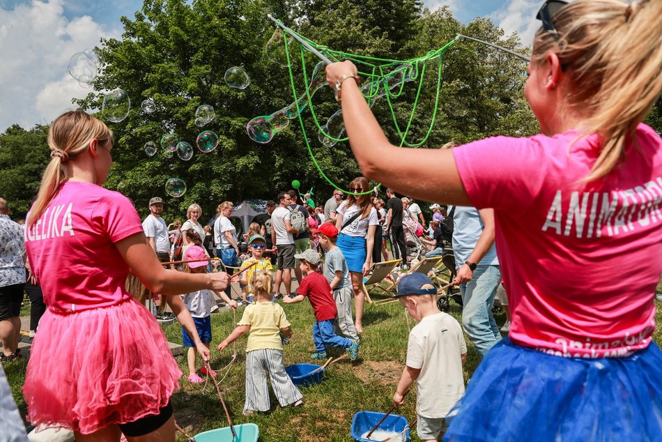 Łódź. Dzień Dziecka w parku na Młynku w Łodzi. Dmuchańce, alpaki i skutery wodne