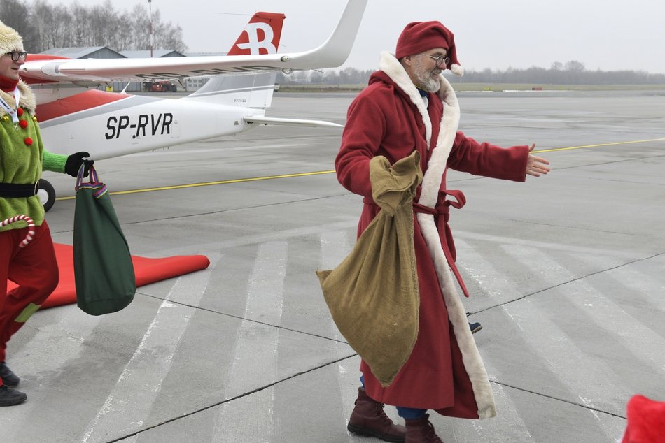 Święty Mikołaj na lotnisku