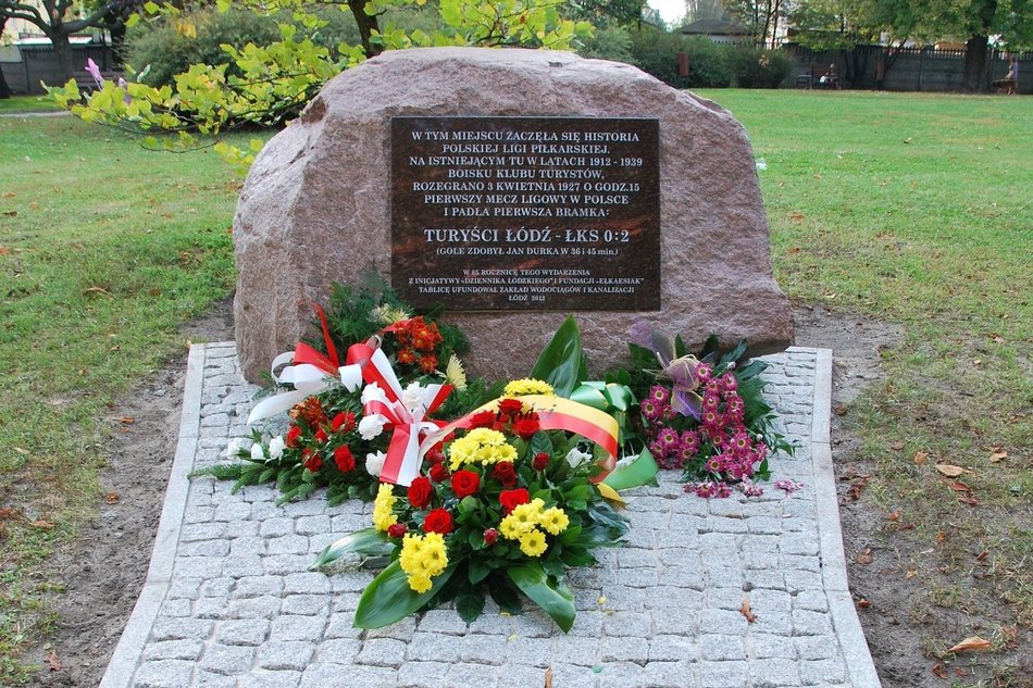 kamień wraz z tablicą pamiątkową