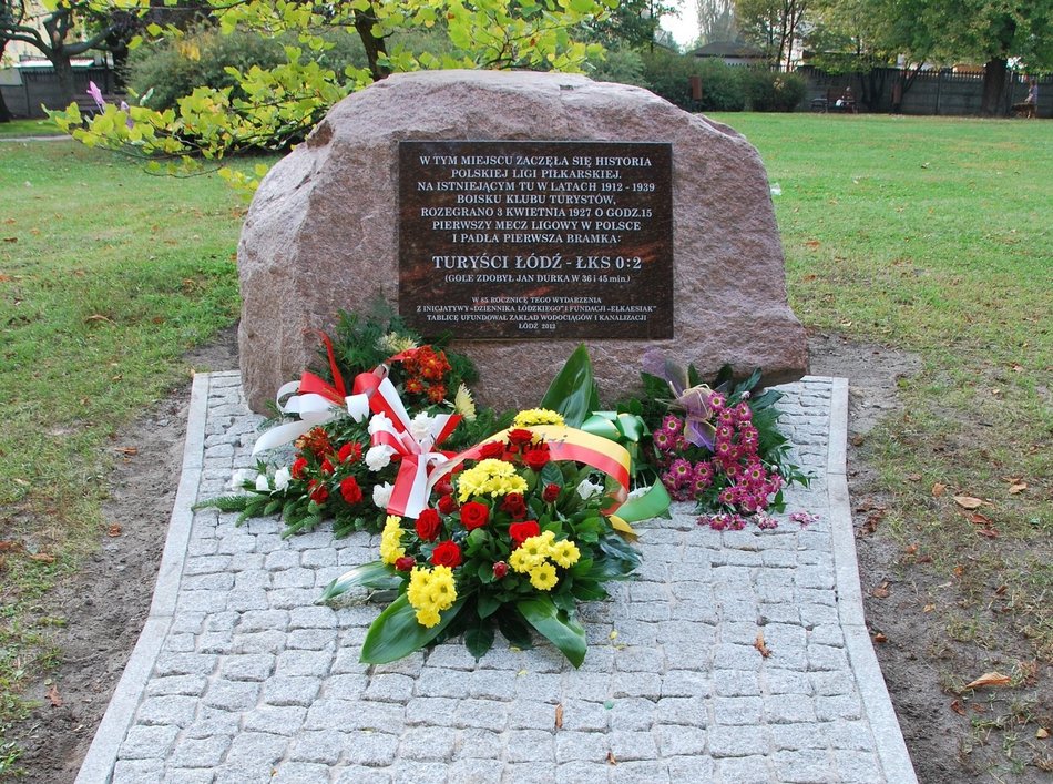 kamień wraz z tablicą pamiątkową