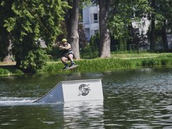 Stawy Stefańskiego, wake-park - mężczyzna jedzie po wodzie na desce