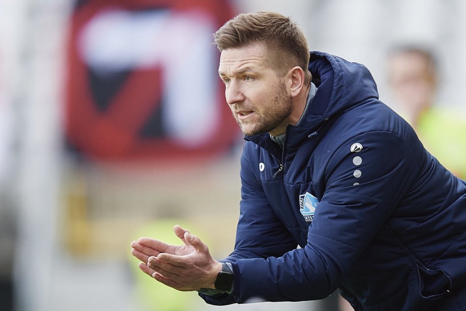 mężczyzna na boisku