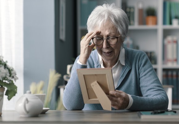 Starsza kobieta oglądająca zdjęcie
