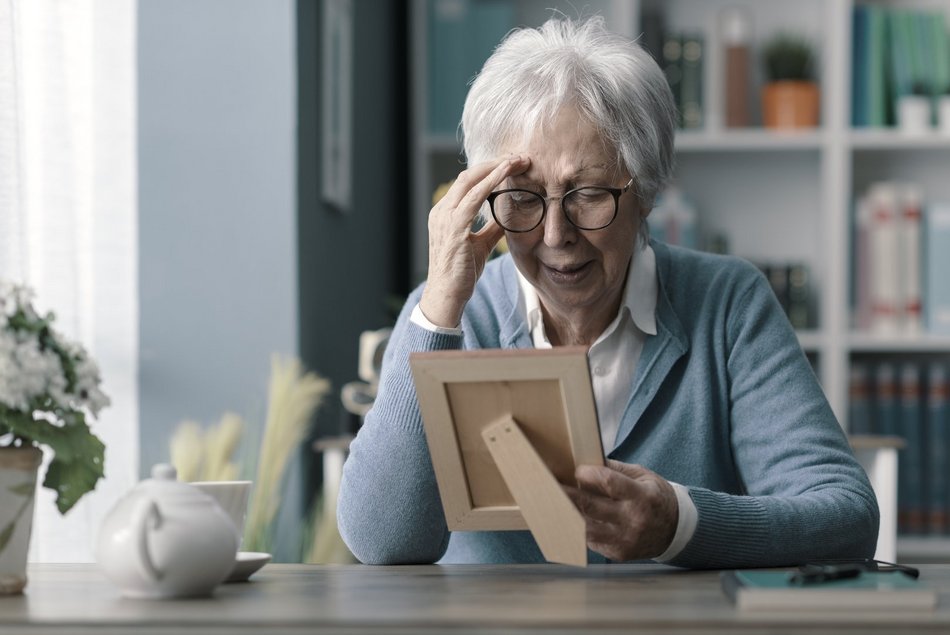 Starsza kobieta oglądająca zdjęcie
