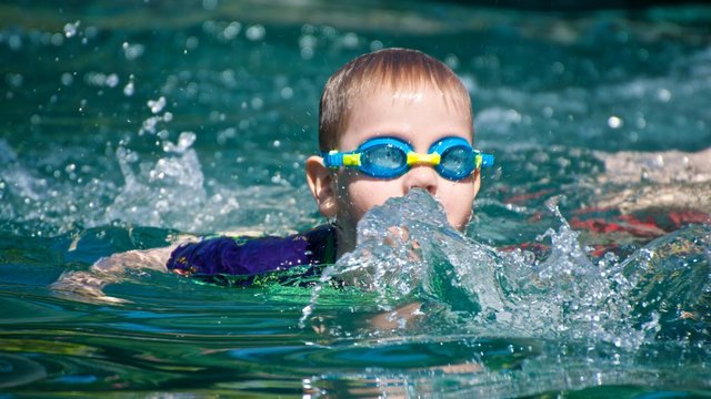 Nauka pływania dla dzieci. Gdzie w Łodzi zapisać dziecko na zajęcia? [PORADNIK]