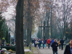 ludzie kwesta cmentarz