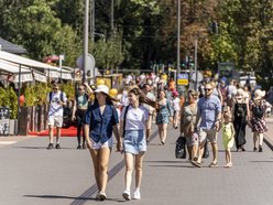 ludzie w centrum miasta