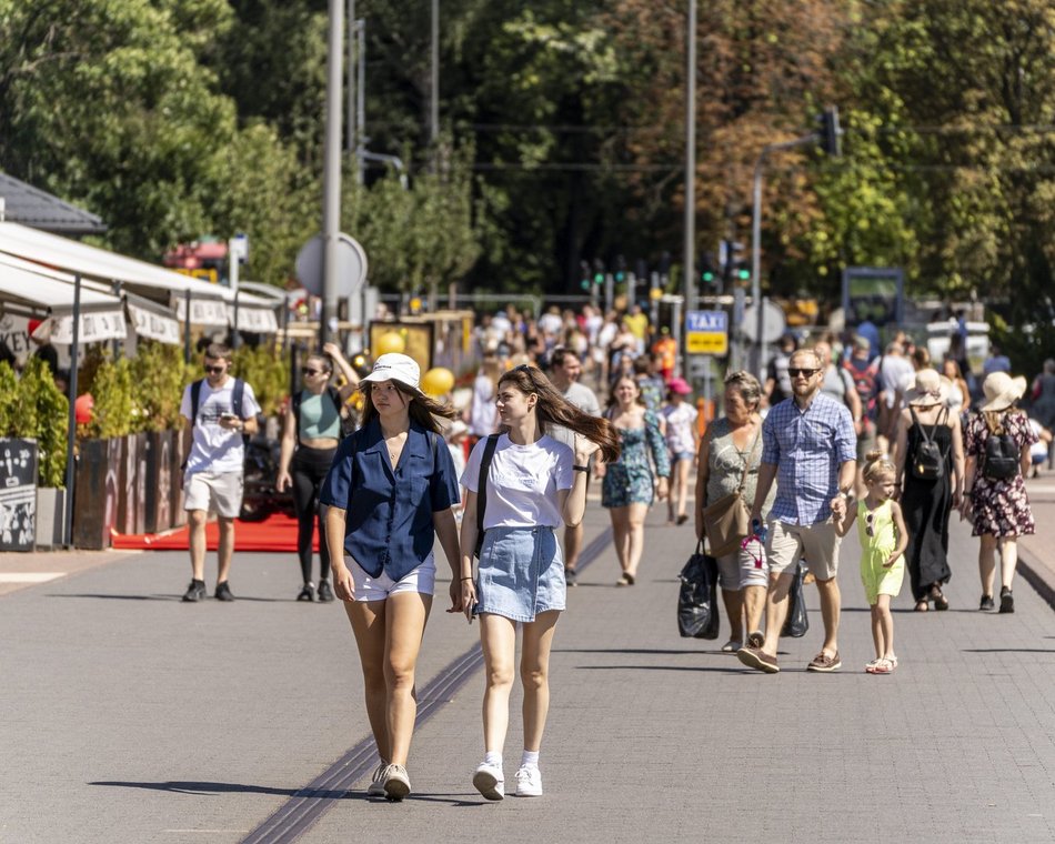 ludzie w centrum miasta