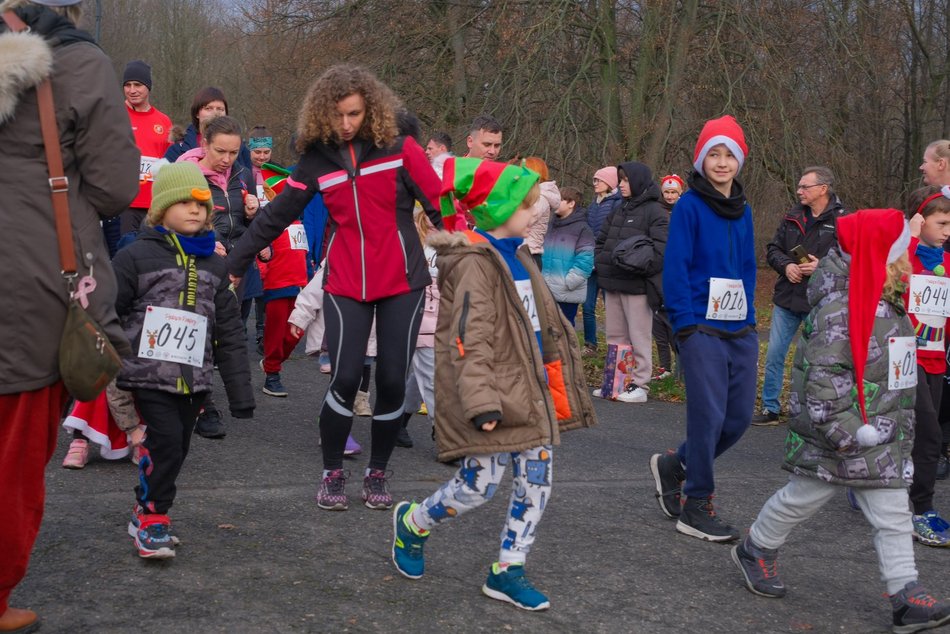 Łódź. Świąteczny bieg w parku Baden-Powella w Łodzi. Wspaniała atmosfera z nutą rywalizacji
