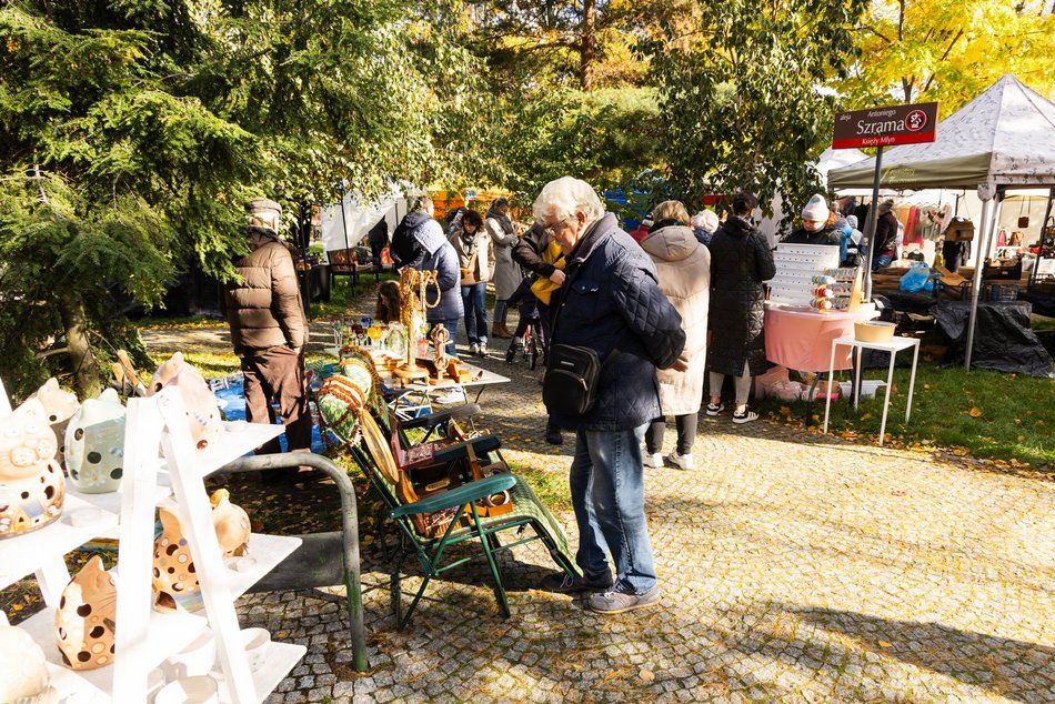 Łódź. Targ Staroci na Księżym Młynie w Łodzi. Rękodzieła, biżuteria, winyle i wiele więcej