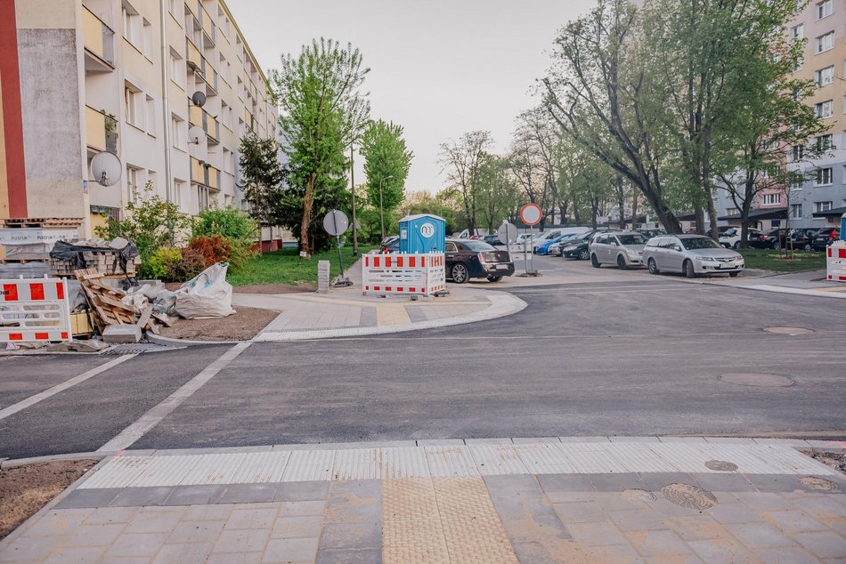 Łódź. Wioślarska w Łodzi po remoncie pierwszego odcinka. Nowe parkingi, jezdnia i chodniki