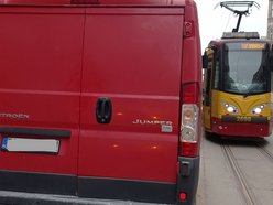 Auto blokuje przejazd tramwaju. Gdańska