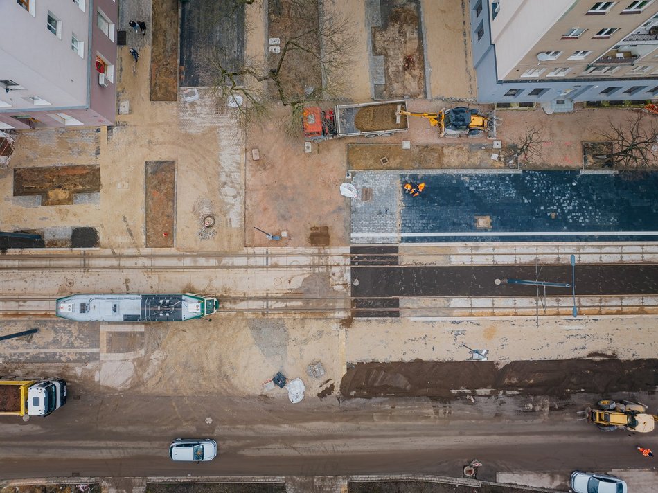 tramwaj na ulicy z lotu ptaka