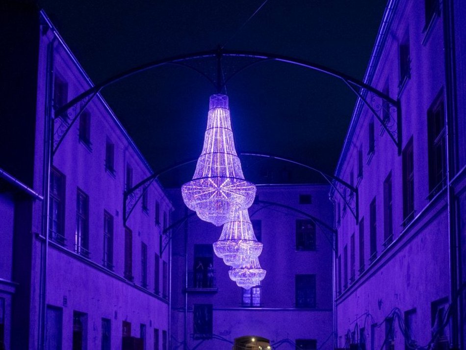 Żyrandole w podwórku przy ul. Piotrkowskiej 118