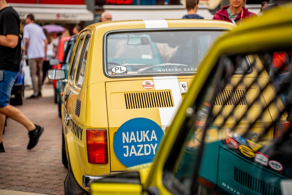 Łódź. Parada maluchów w Manufakturze! Kultowe fiaty 126p ciągle w modzie