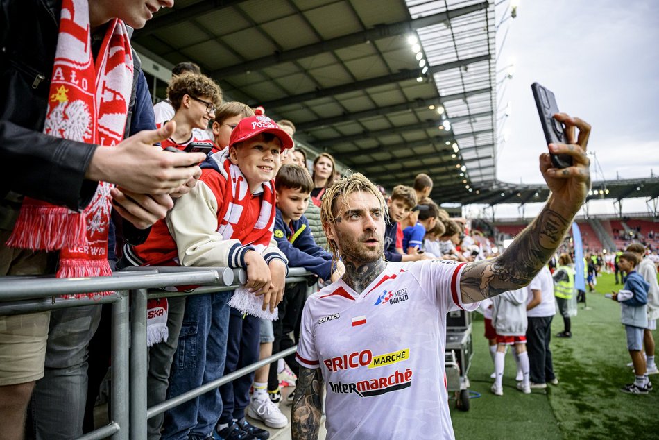 Łódź. Mecz Gwiazd w Łodzi. Na murawie Boniek, Krzynówek, Krychowiak