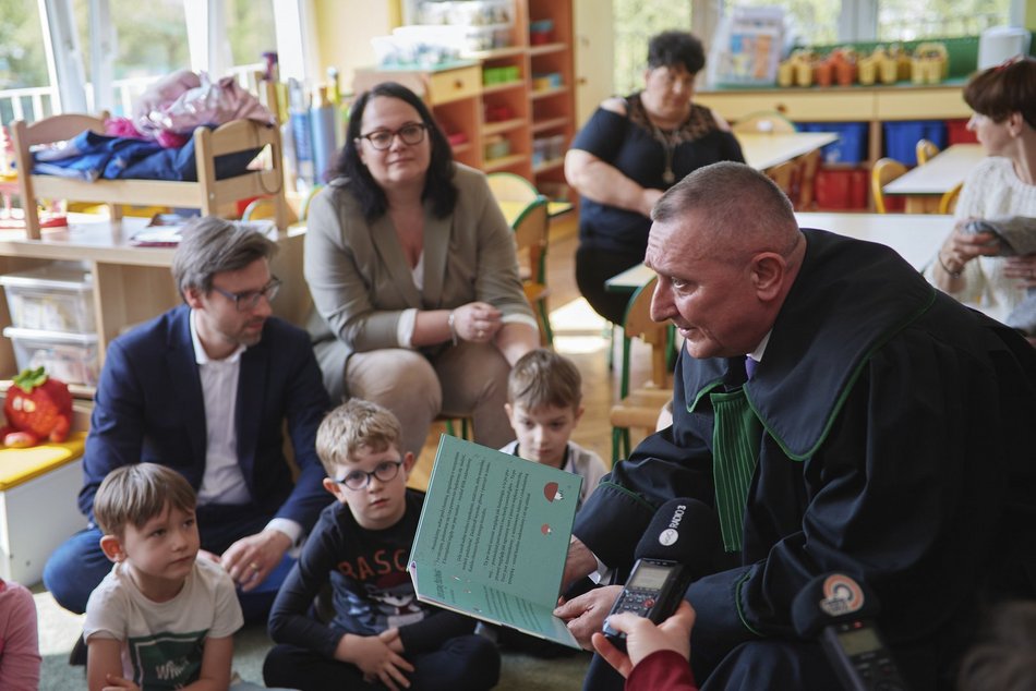 Akcja "Bajeczni Adwokaci" w Przedszkolu Miejskim nr 141 w Łodzi. Adwokaci czytali przedszkolakom książkę o swojej pracy