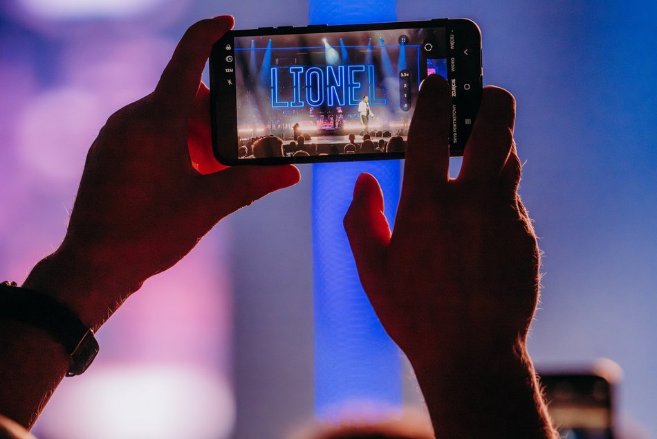 Łódź. Lionel Richie w Łodzi. Ponadczasowe hity porwały publiczność w Atlas Arenie