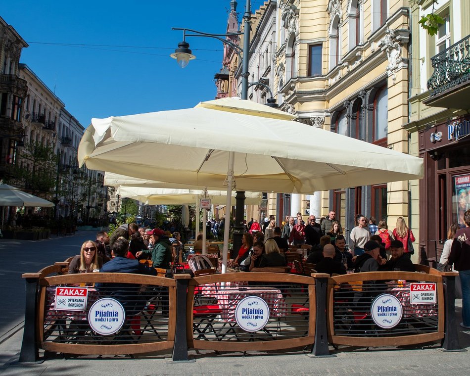 Łódź. Tłumy łodzian w ogródkach na Piotrkowskiej. Tam już czuć majówkę! [ZDJĘCIA]
