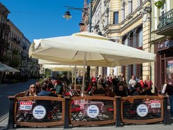 Łódź. Tłumy łodzian w ogródkach na Piotrkowskiej. Tam już czuć majówkę! [ZDJĘCIA]
