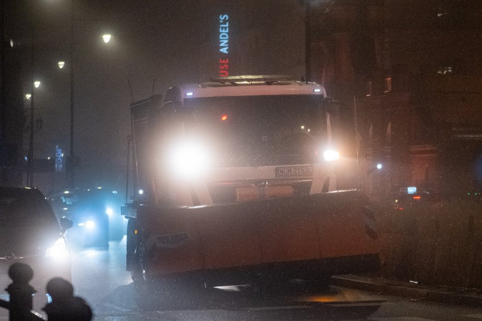Łódź. Akcja zimna na ulicach Łodzi trwa. Aż 85 pługopiaskarek na drogach