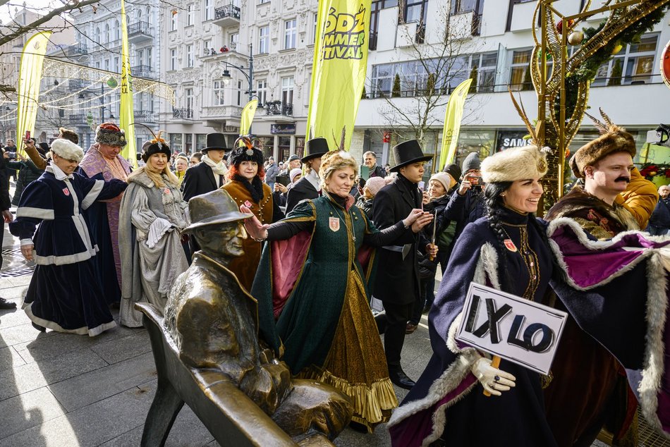 Łódź. Polonez dla Łodzi. Tłumy maturzystów zatańczyły na Piotrkowskiej. Razem z nimi łodzianie!