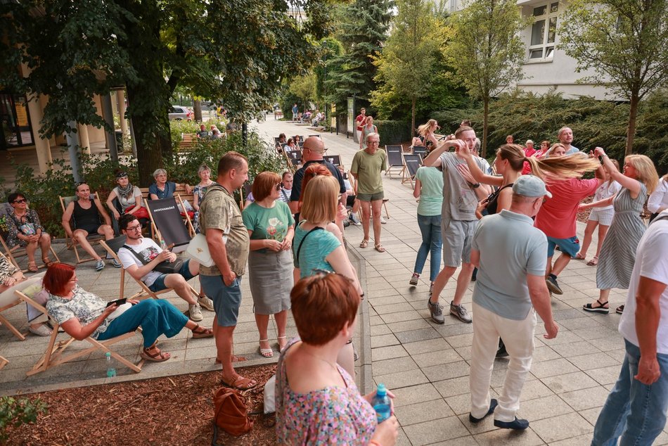 Łódź. Niedzielna potańcówka przy Piotrkowskiej. Łodzianie potrafią się bawić!