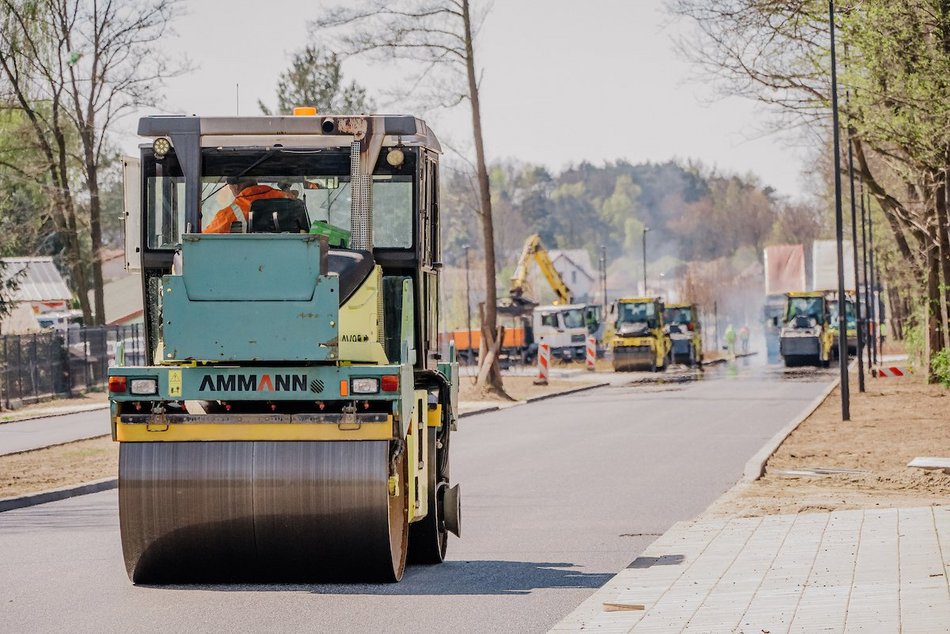Łódź. Remont Szczecińskiej. Drogowcy kładą asfalt