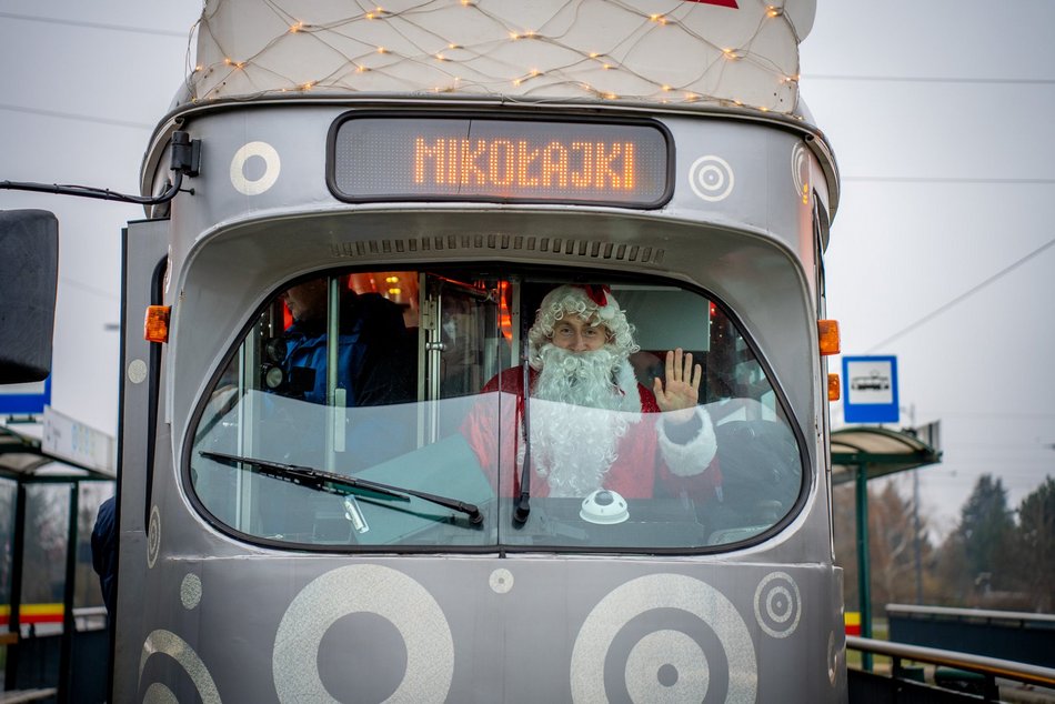 Łódź. Mikołajkowy tramwaj MPK Łódź już pędzi po mieście! Zobacz, jak się prezentuje