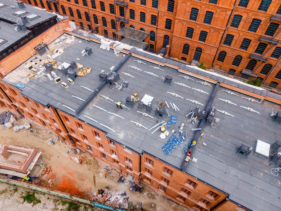 Montują fotowoltaikę na famułach przy Ogrodowej w Łodzi
