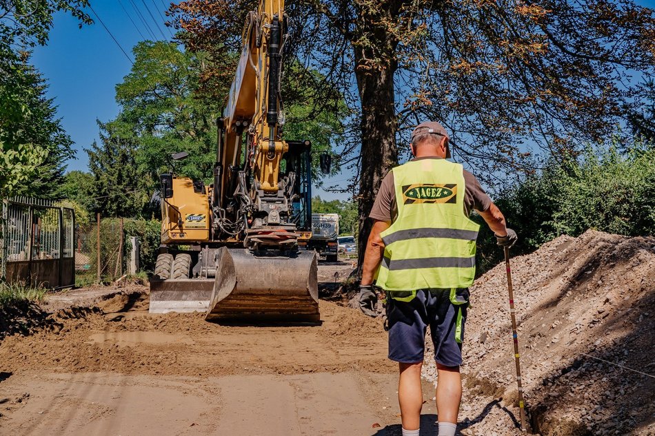 Remont Olkuskiej. Zobacz, jak ciężki sprzęt pracuje na budowie!