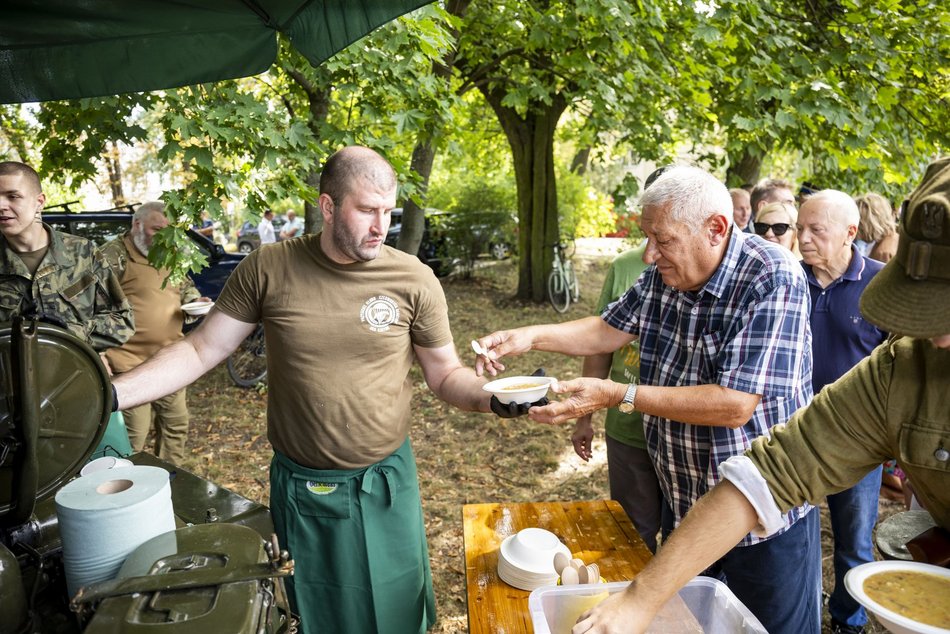 Piknik militarny w parku Helenów