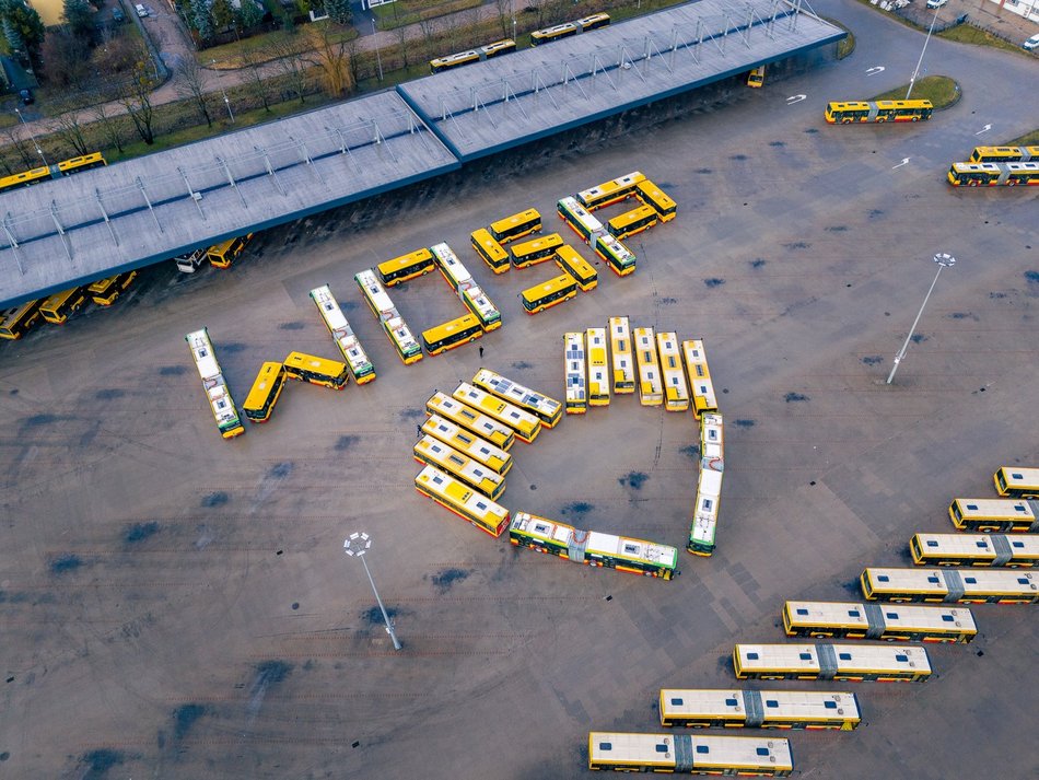 autobusy ustawione w kształt serca