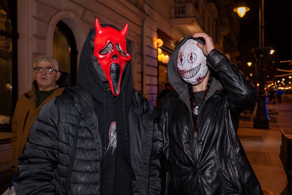 Łódź. Halloweenowa parada przeszła Piotrkowską w Łodzi. Tłumy duchów, czarownic i zombie!
