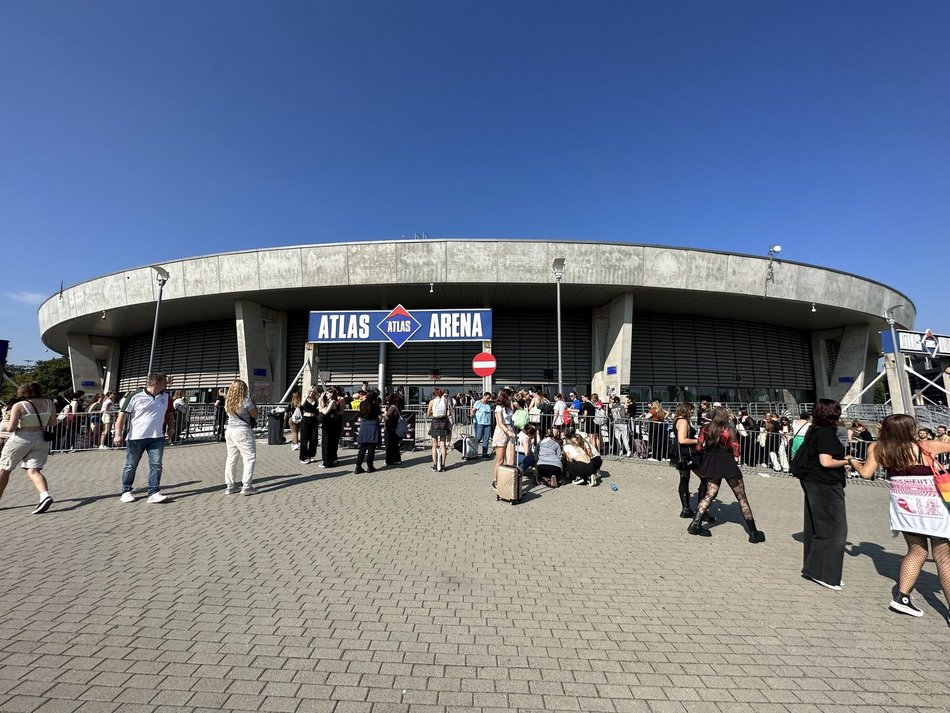 Tłumy fanek Louisa Tomlinsona przed Atlas Areną