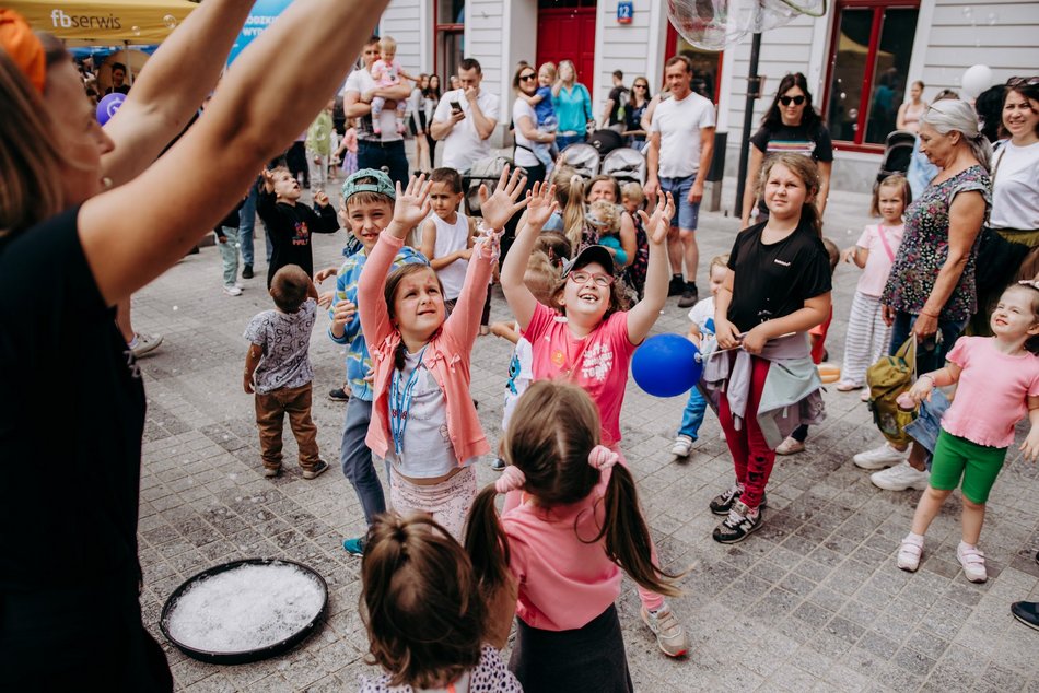 dzieci podczas zabawy
