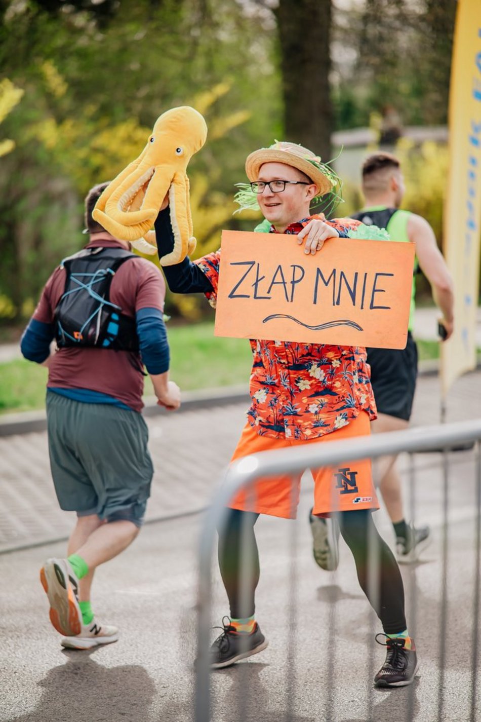 Łódź. Strefa kibica na DOZ Maraton Łódź 2026. Jak Łodzianie dopingowali biegaczy?