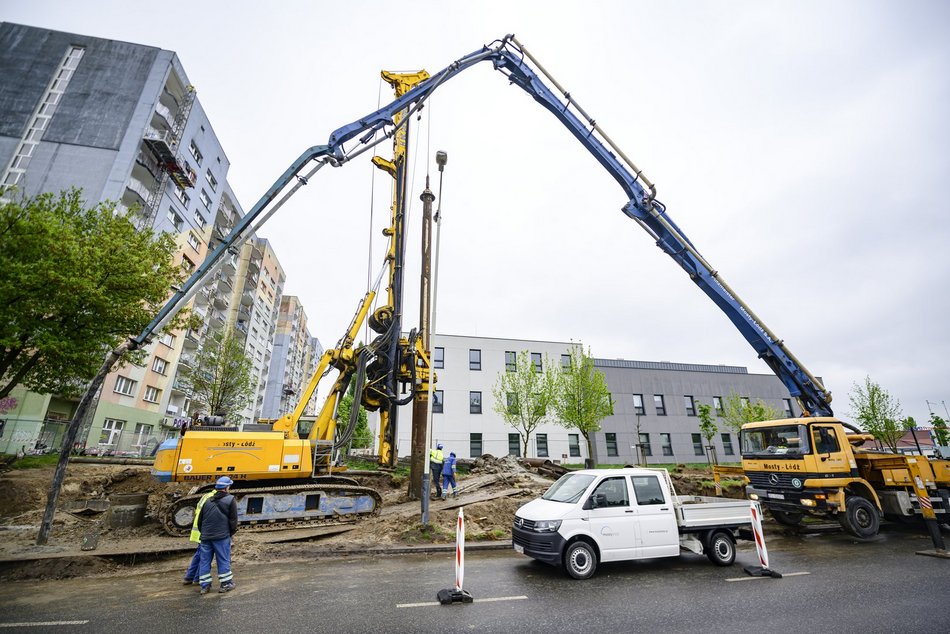 Łódź. Budowa kładki nad al. Mickiewicza (przy ul. Hubala)