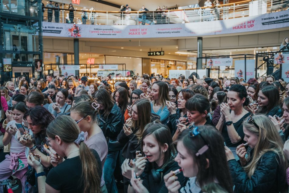 Łódź. Rekord malowania ust w Manufakturze w Łodzi pobity! Byłaś? Znajdź się na zdjęciach!