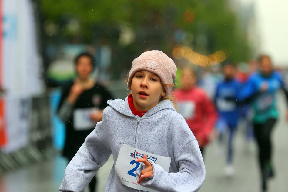 Mini Bieg Ulicą Piotrkowską w Łodzi w deszczu. To nie zepsuło jednak imprezy