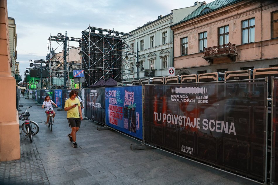 Łódź. Parada Wolności 2025 w Łodzi tuż tuż. Zobacz, jak powstaje scena przy placu Wolności [ZDJĘCIA]