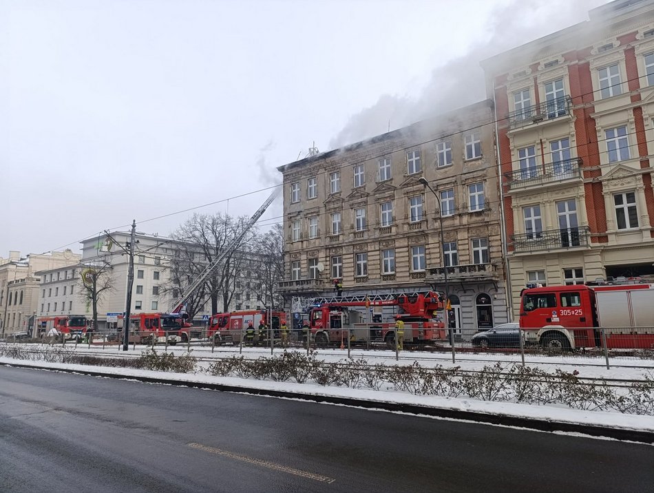 Łódź. Pożar kamienicy przy Kościuszki 22 w Łodzi. Trwa akcja straży pożarnej